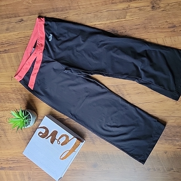 Nike Pants - 💕 Nike XS Black and Coral Capris